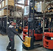 Посмотрите, как легко работать на самоходном штабелере GROS CDD15 